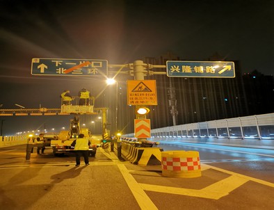 宣城郑州市北三环彩虹桥交通标志牌安装现场